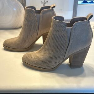 Universal Thread Perforated Tan Ankle Booties